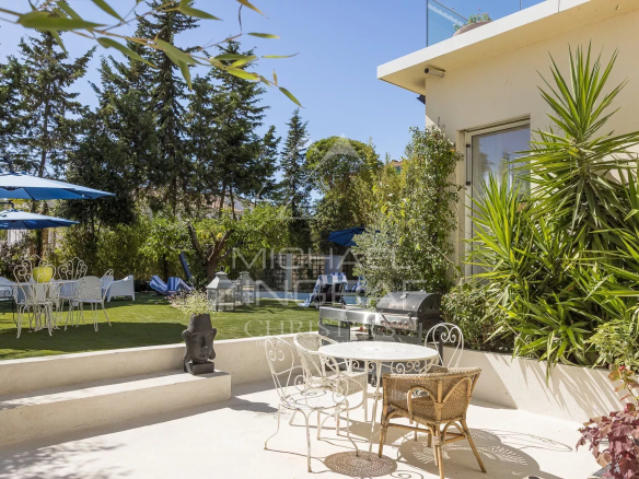 Terrasse d'une villa Art Déco avec mobilier extérieur et jardin verdoyant au Cannet