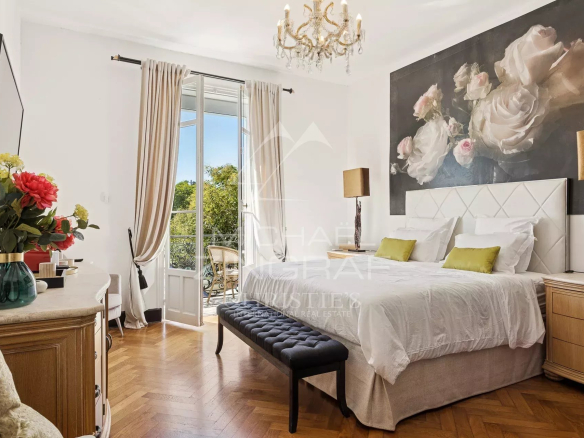 Chambre d'une villa Art Déco rénovée au Cannet, avec lit double et décoration élégante.
