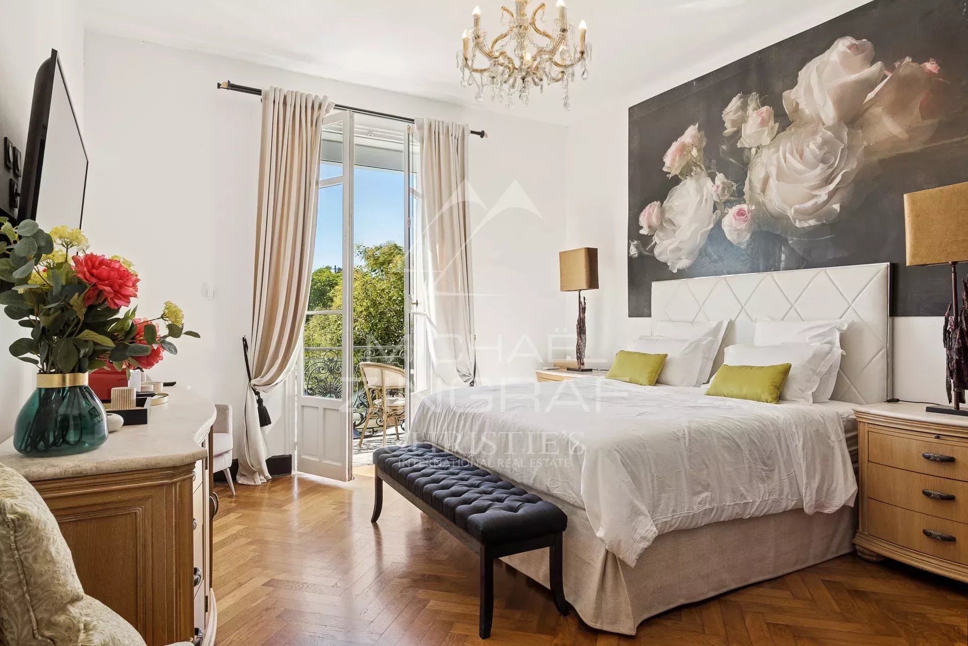 Chambre élégante dans une villa Art Déco Chambre d'une villa Art Déco rénovée au Cannet, avec lit double et décoration élégante.