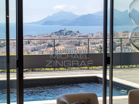 Panoramic view of the bay of Cannes from a contemporary villa with swimming pool.