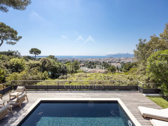 Panoramic view of the bay of Cannes from a contemporary villa with swimming pool.