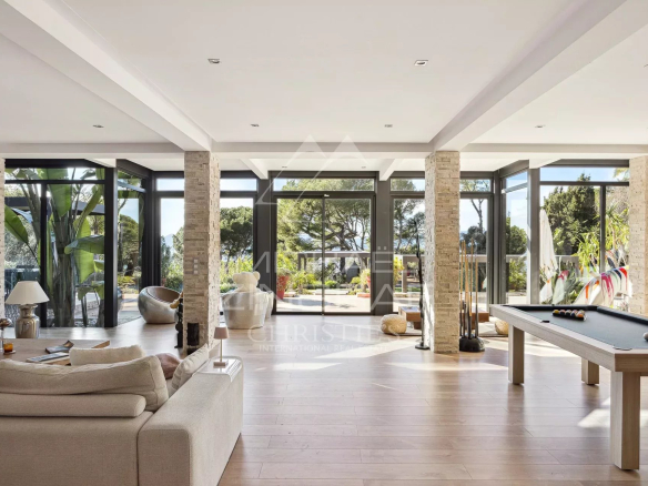 Interior of a modern property in Cannes with sea views, bright living room and reception area.