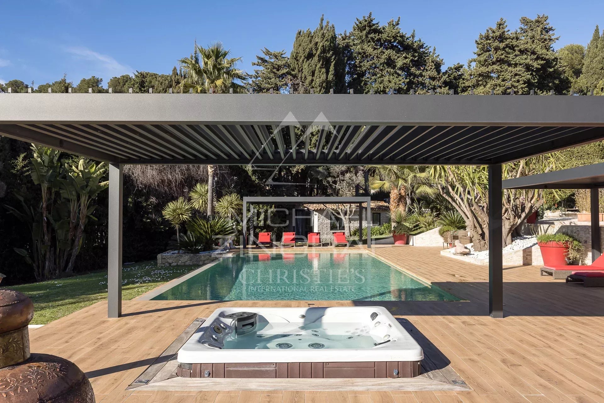 Swimming pool and jacuzzi in Cannes View of a modern swimming pool with jacuzzi and relaxation area in a property in Cannes.