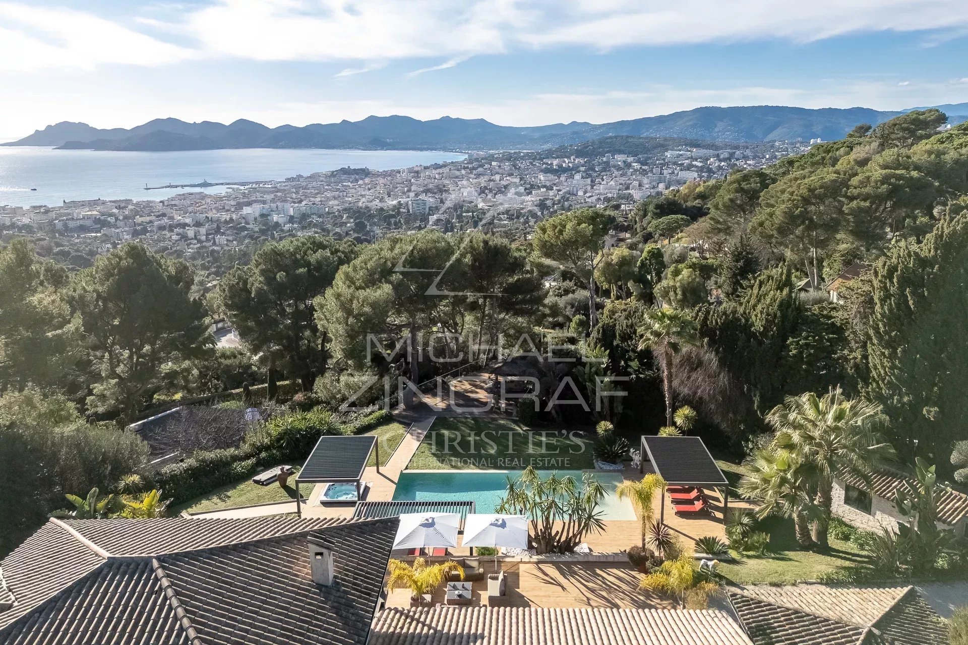 Panoramic sea view in Cannes Panoramic sea view from a modern property in Cannes with swimming pool and garden.