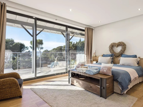 Bright room with sea view and access to a terrace in Cannes.