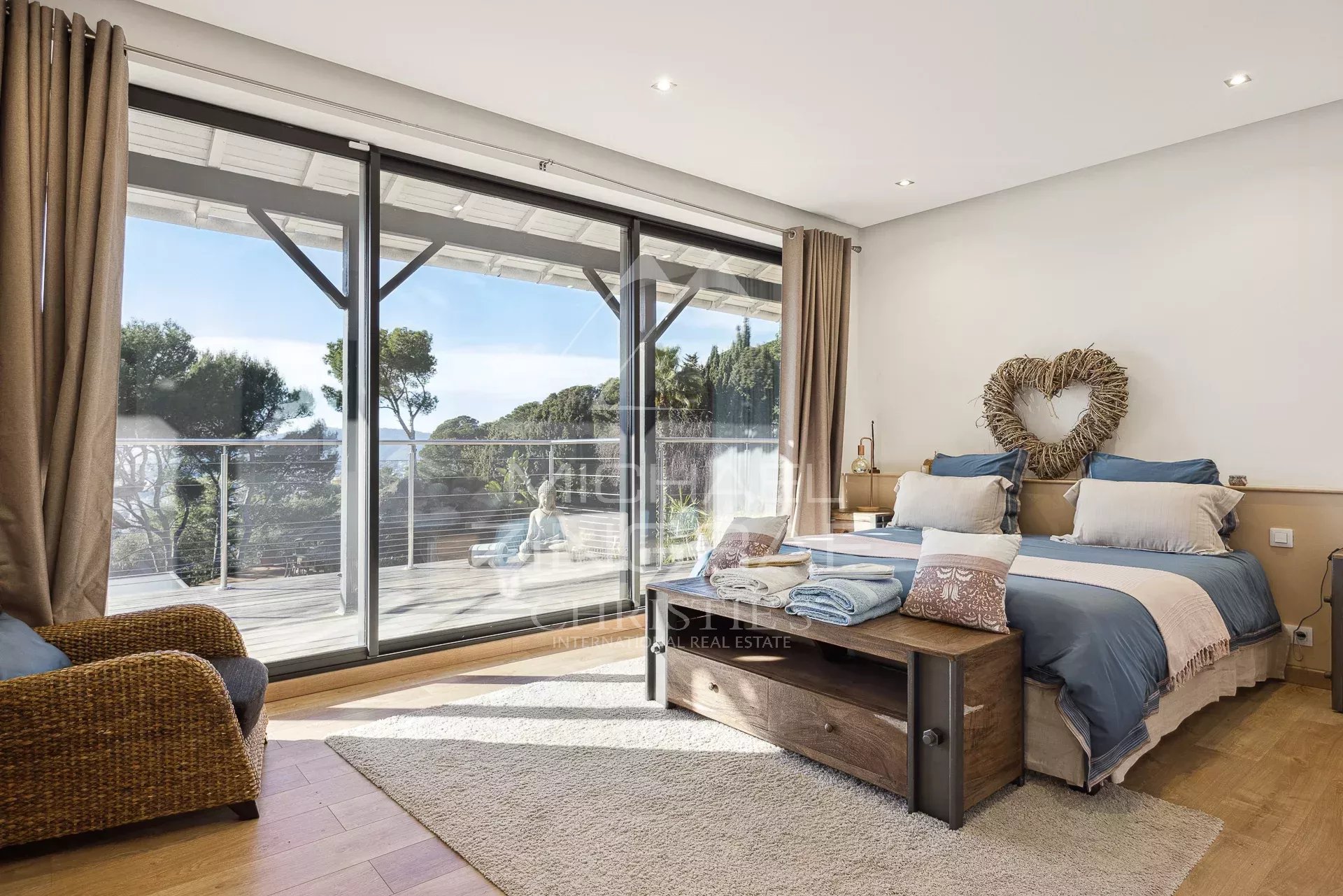 Room with a view in Cannes Bright room with sea view and access to a terrace in Cannes.