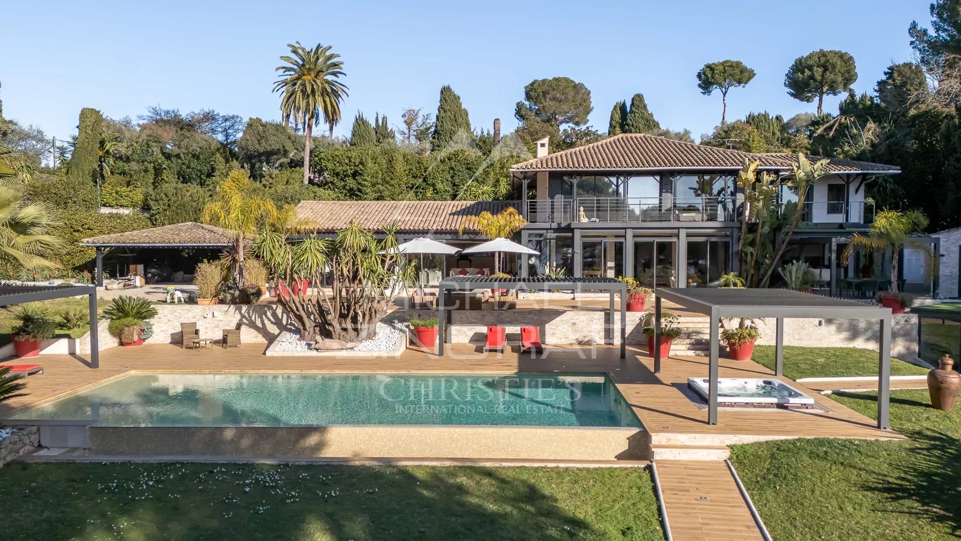 Modern property in Cannes Modern property with swimming pool and garden in Cannes, with sea views.