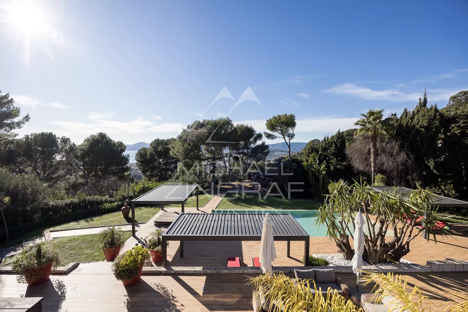 Panoramic sea view in Cannes Panoramic sea views from a modern property in Cannes, with garden and swimming pool.
