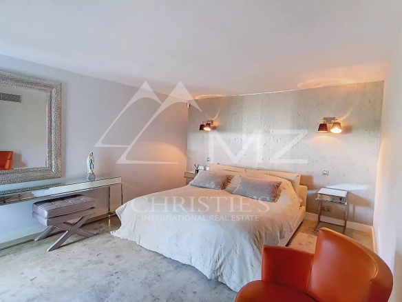 Room in a contemporary villa in Cannes with a double bed and modern decor.