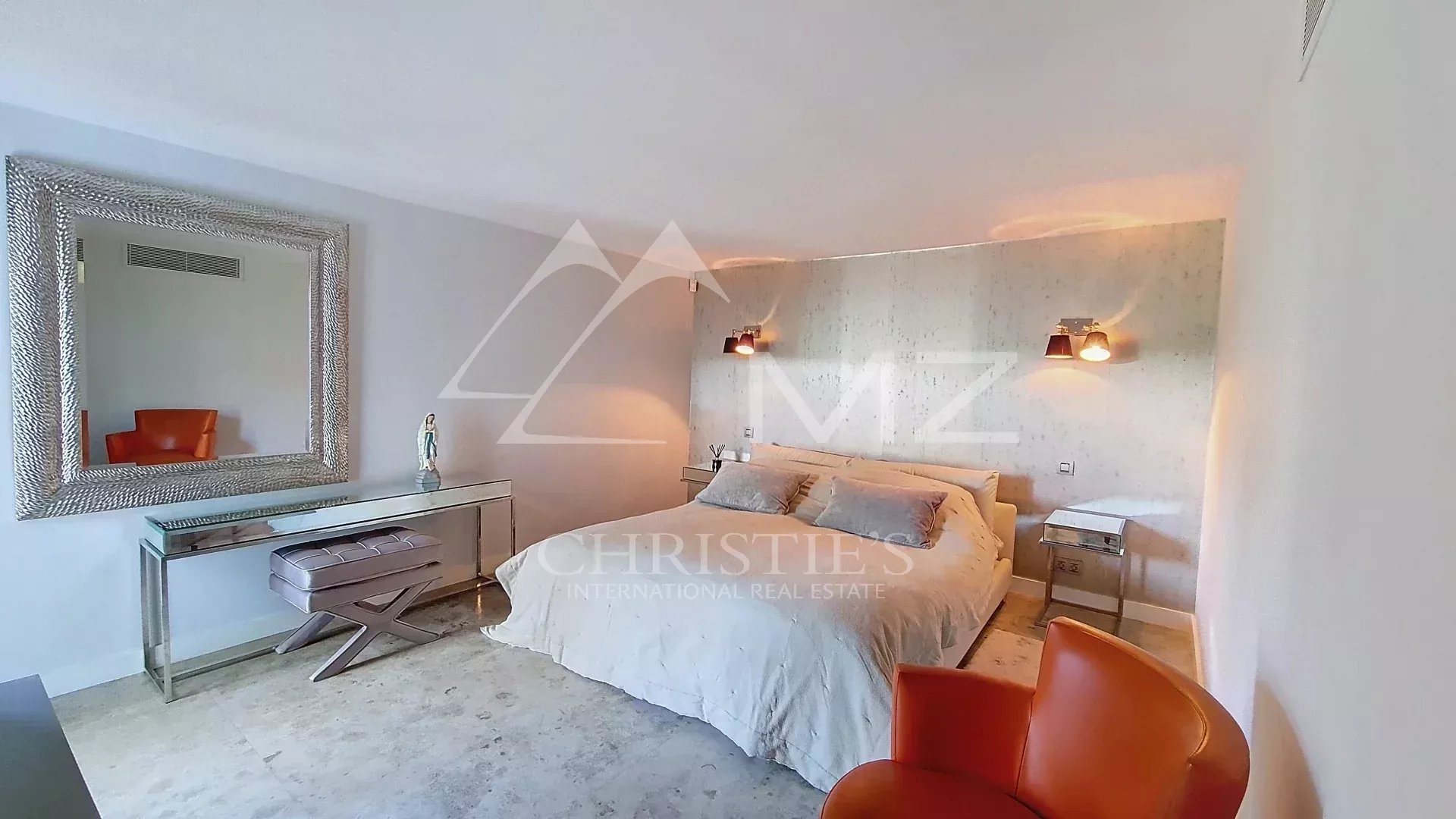 Villa room in Cannes Room in a contemporary villa in Cannes with a double bed and modern decor.