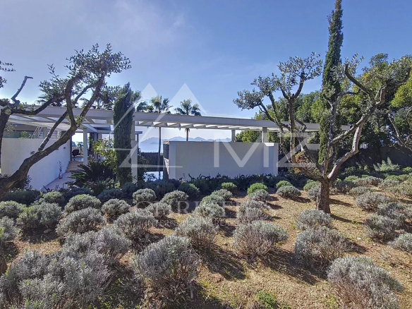 Contemporary villa with garden and sea view in Cannes-Californie.