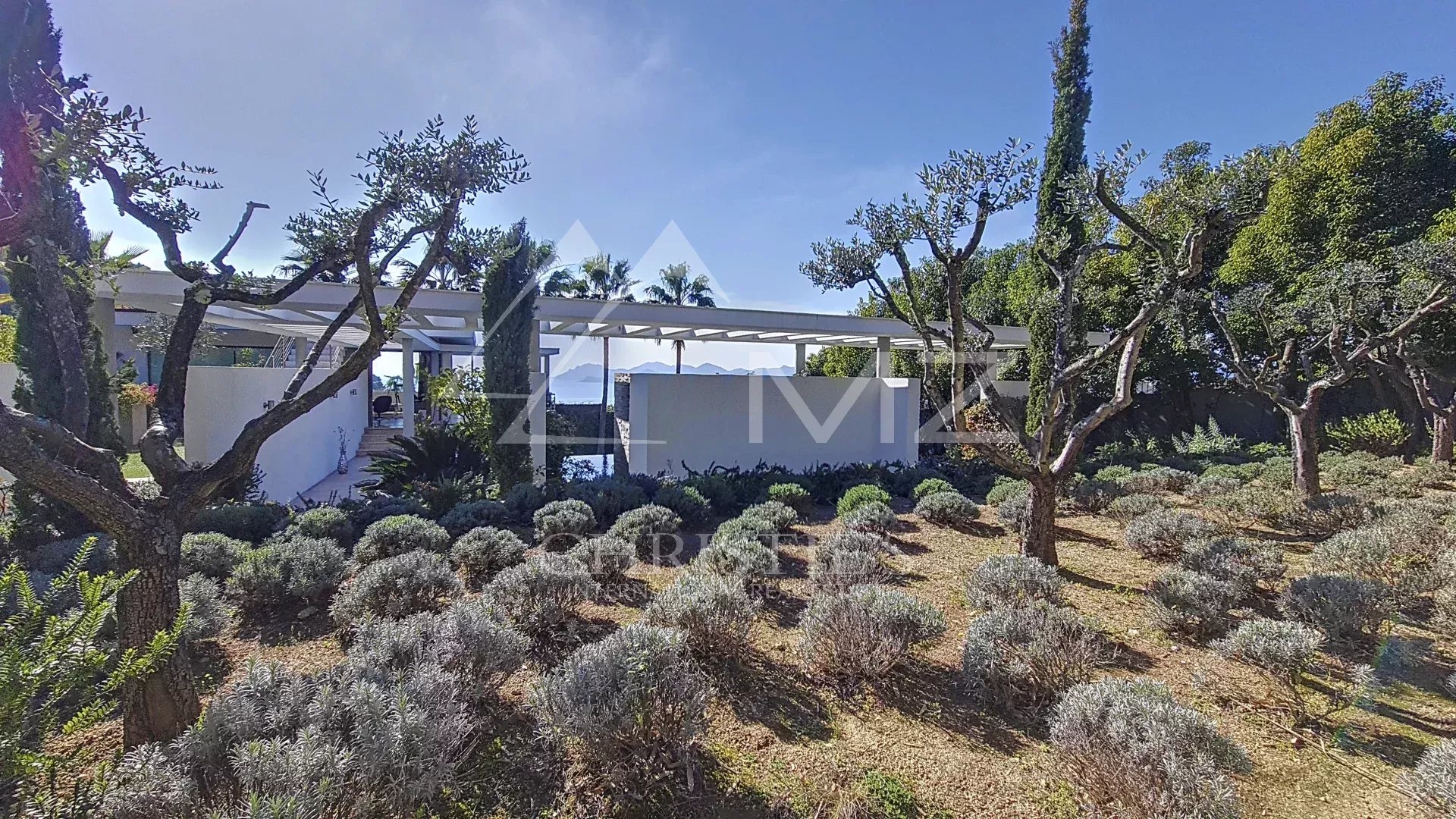 Villa in Cannes, California Contemporary villa with garden and sea view in Cannes-Californie.