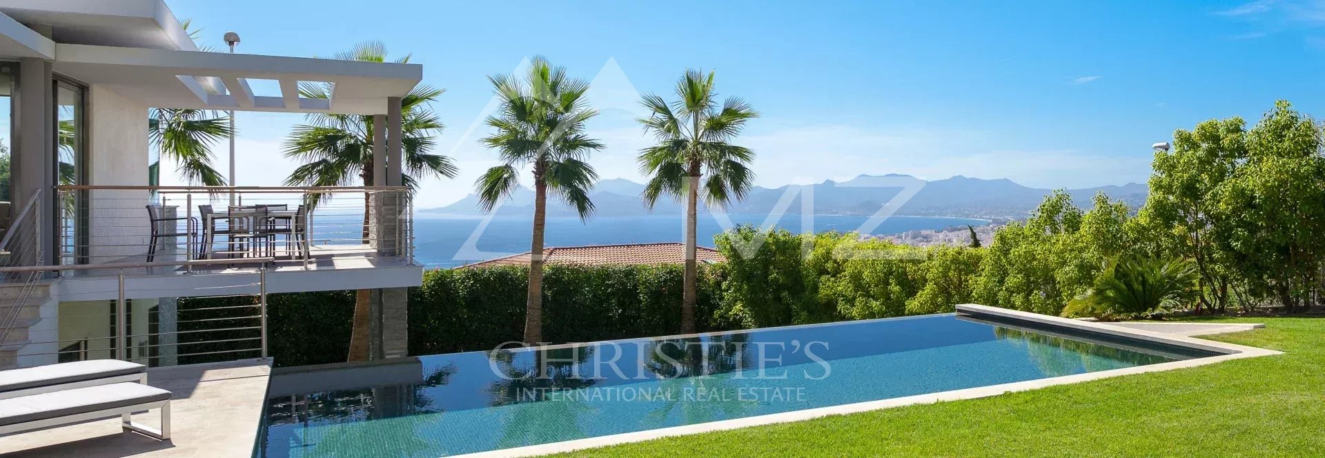 Villa with sea view in Cannes Contemporary villa with infinity pool and sea view in Cannes-California.