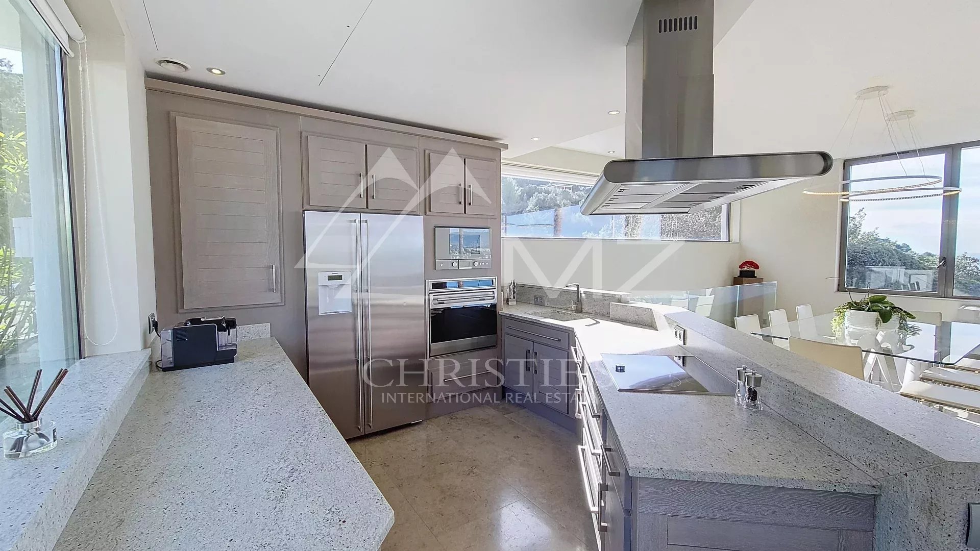 Contemporary cuisine in Cannes Modern and bright kitchen in a villa in Cannes with sea views.