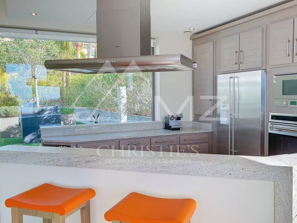 Modern kitchen in a contemporary villa in Cannes-California with bar and kitchen equipment.