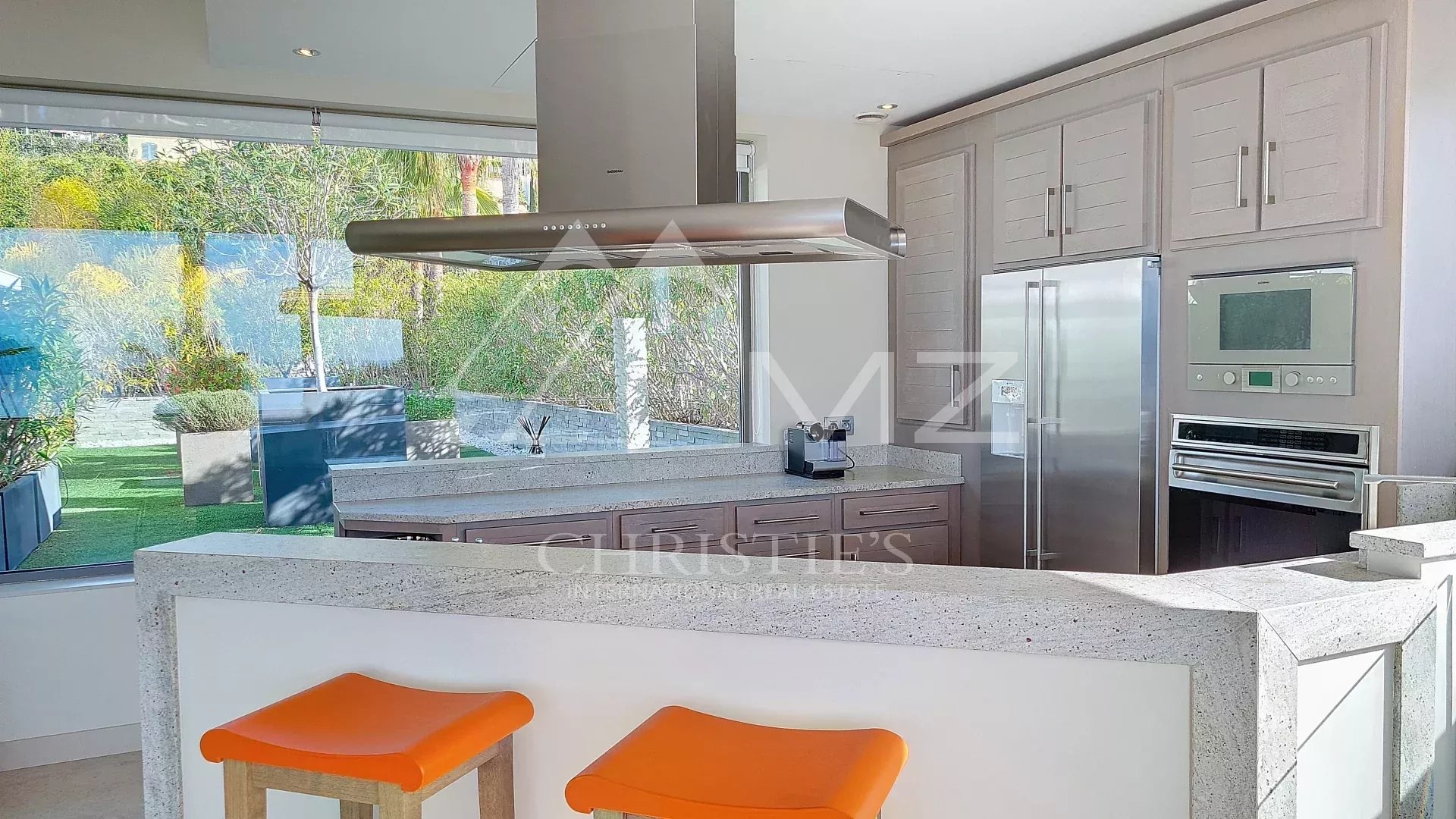 Villa kitchen in Cannes, California Modern kitchen in a contemporary villa in Cannes-California with bar and kitchen equipment.