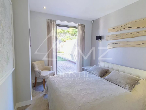 Bright bedroom in a contemporary villa in Cannes with access to a terrace.