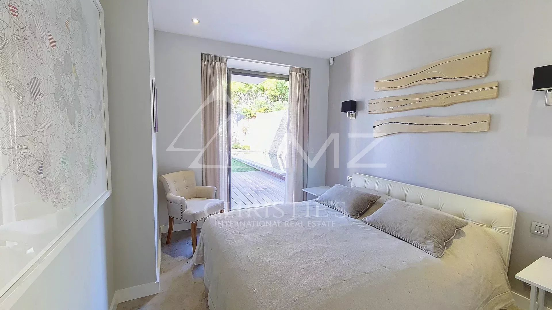 Villa room in Cannes Bright bedroom in a contemporary villa in Cannes with access to a terrace.
