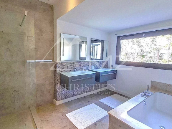 Modern bathroom with shower and bathtub in a contemporary villa in Cannes.