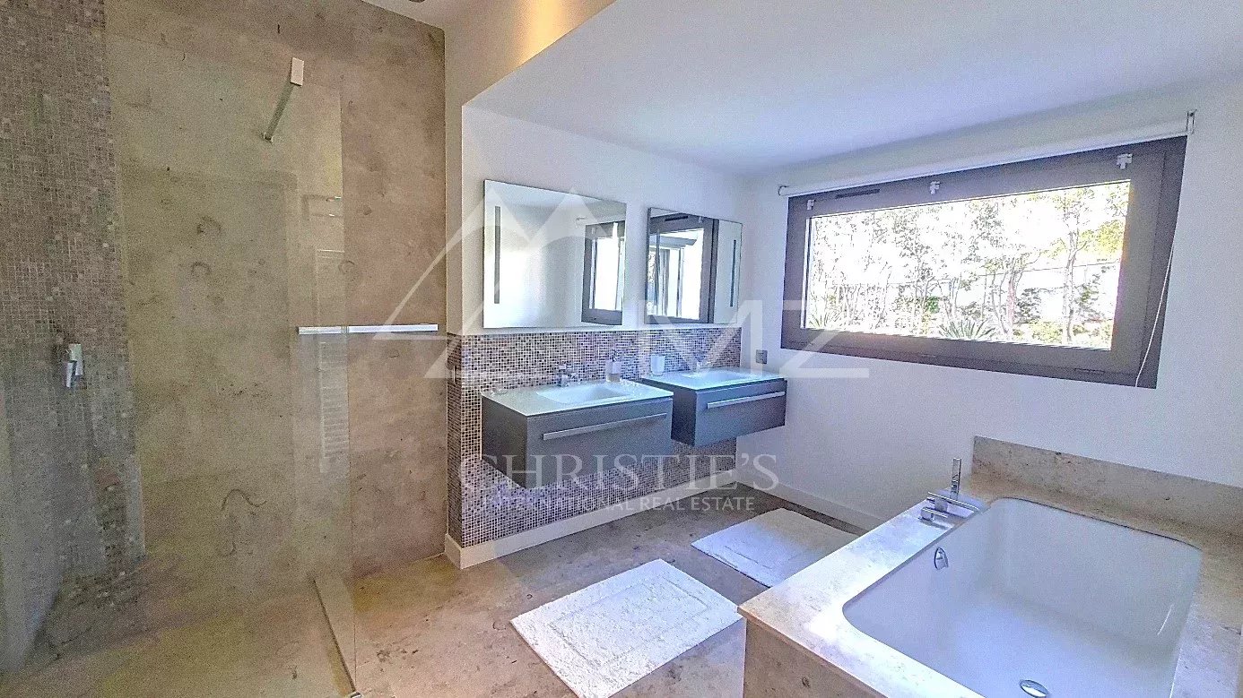Bathroom of a villa in Cannes Modern bathroom with shower and bathtub in a contemporary villa in Cannes.
