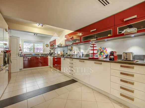 Cuisine moderne équipée dans une maison de pêcheurs à Cannes Palm Beach.