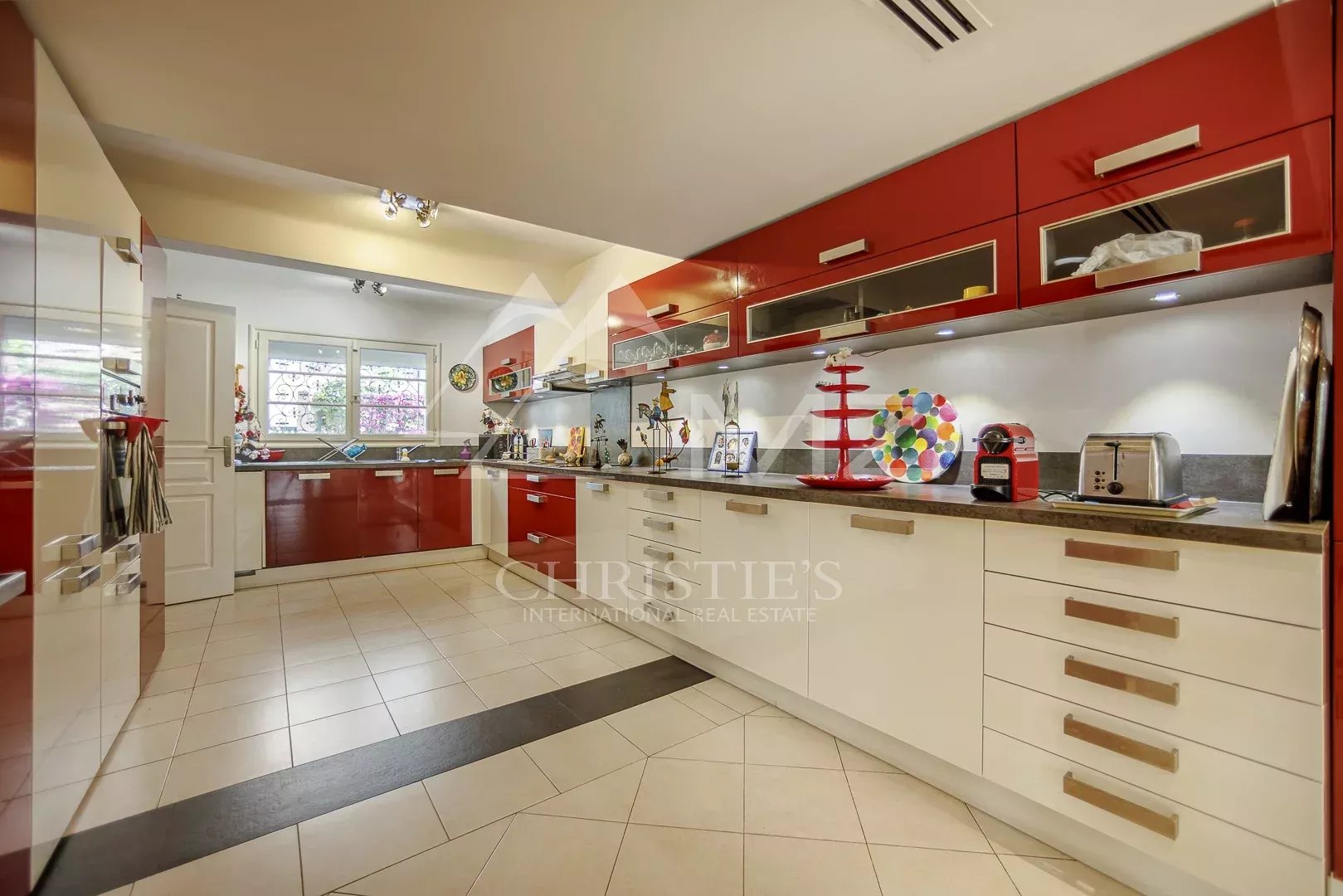 Cuisine moderne équipée dans une maison de pêcheurs à Cannes Palm Beach.
