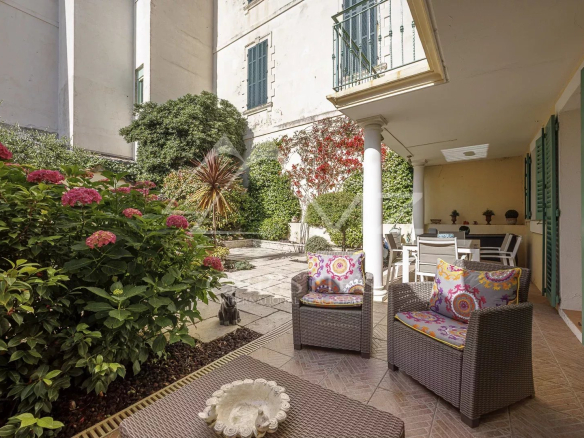 Terrasse d'une maison de pêcheurs à Cannes avec des chaises et des fleurs.