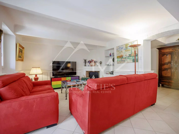Intérieur d'une maison de pêcheurs à Cannes avec un salon rouge et une décoration moderne.