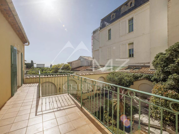 Terrasse d'une maison de pêcheurs à Cannes avec vue sur la mer et jardin.