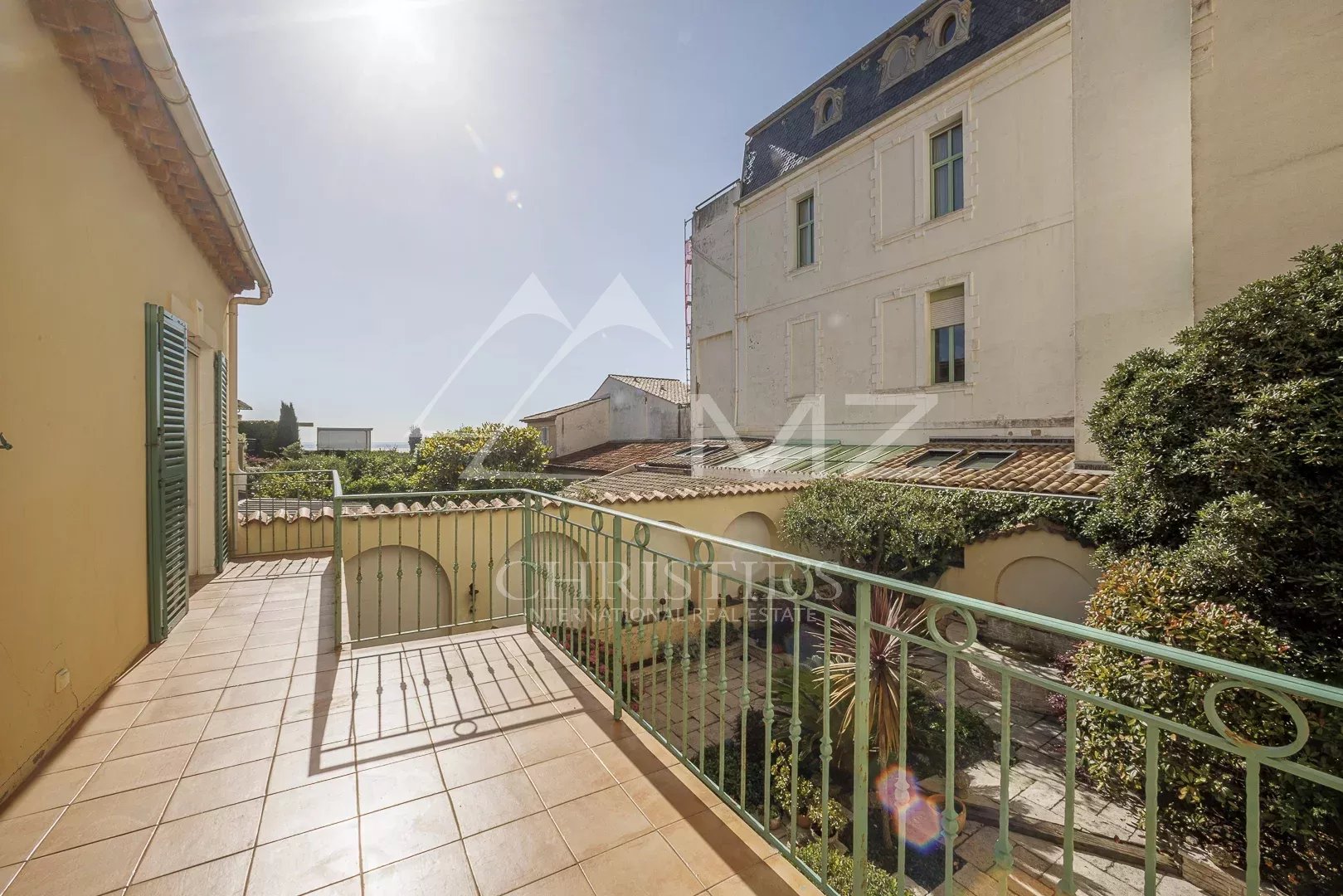 Terrasse d'une maison de pêcheurs à Cannes avec vue sur la mer et jardin.