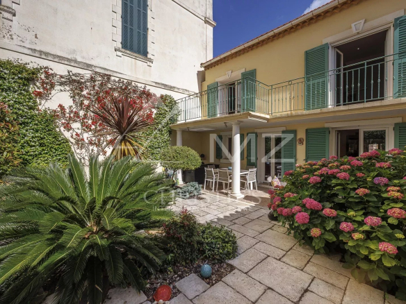 Maison de pêcheurs avec jardin à Cannes, quartier Palm Beach, 5 chambres, terrasses et vue sur la mer.