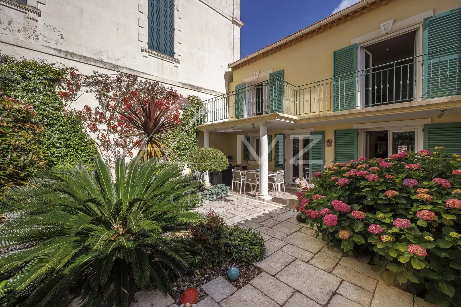 Maison de pêcheurs avec jardin à Cannes, quartier Palm Beach, 5 chambres, terrasses et vue sur la mer.
