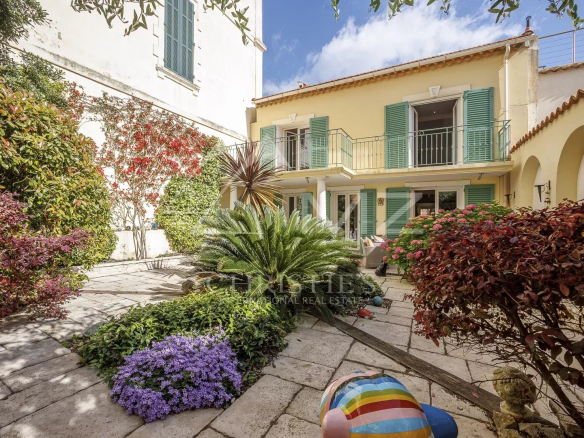 Maison de pêcheurs avec jardin à Cannes, quartier Palm Beach, vue sur la mer.