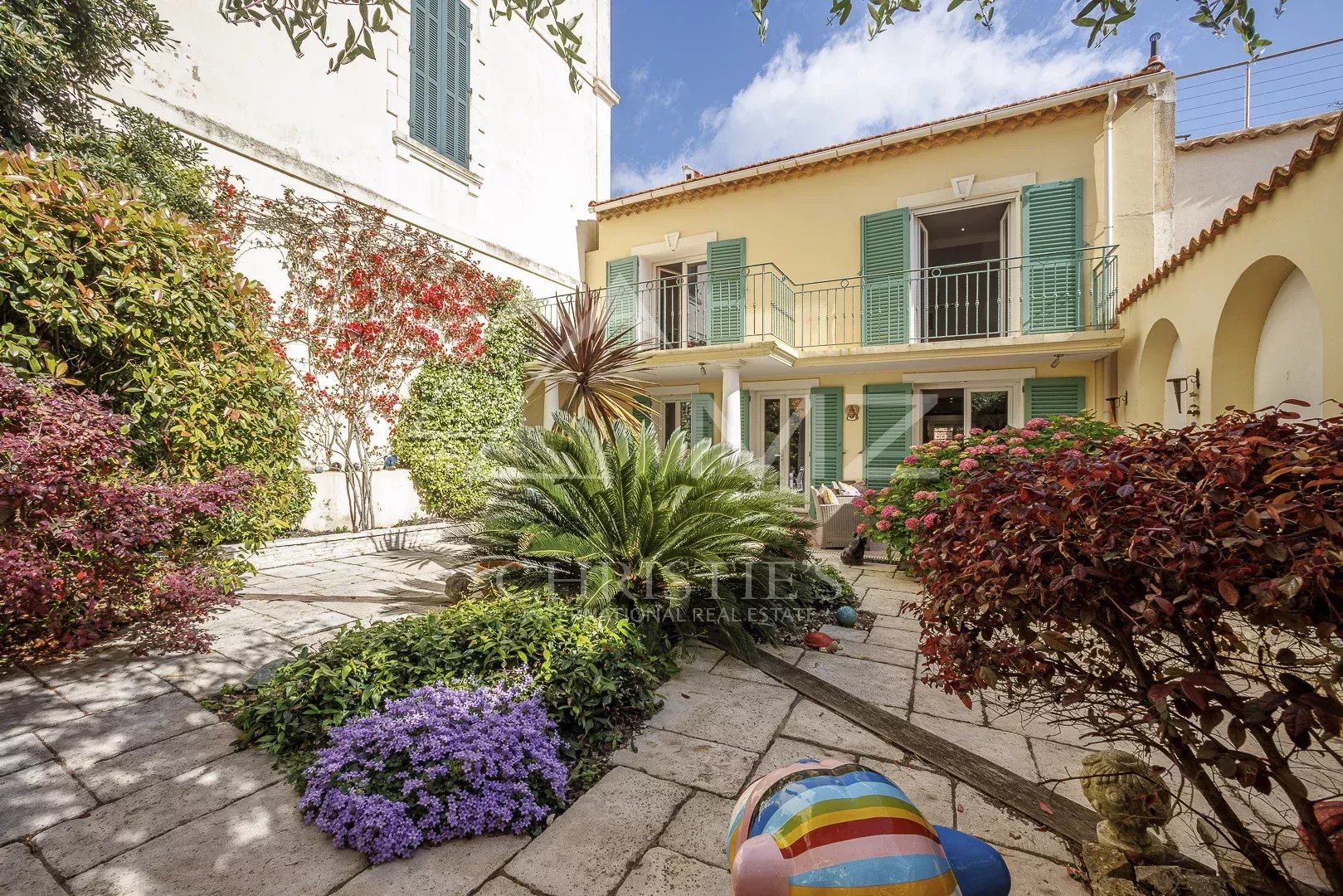 Maison de pêcheurs avec jardin à Cannes, quartier Palm Beach, vue sur la mer.
