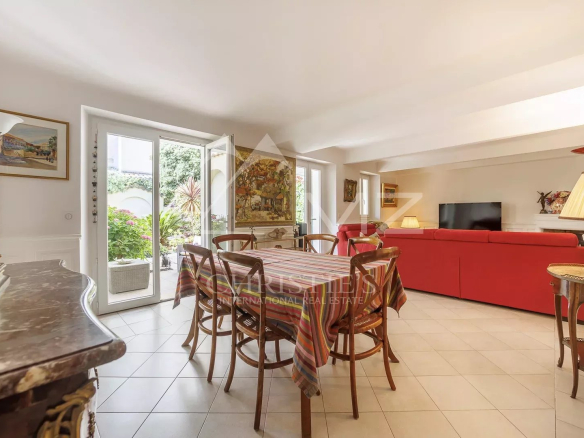 Intérieur d'une maison de pêcheurs à Cannes avec salle à manger et salon lumineux.