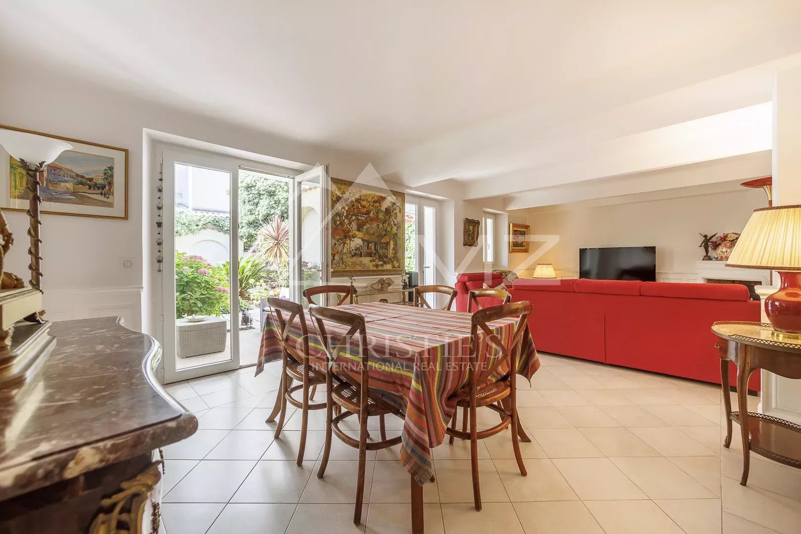 Intérieur d'une maison de pêcheurs à Cannes avec salle à manger et salon lumineux.