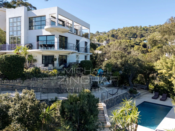 Modern villa with swimming pool and sea view in Cannes Californie.