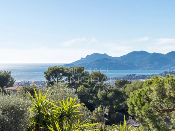 Vue panoramique sur la mer et les montagnes de l'Estérel depuis Le Cannet.