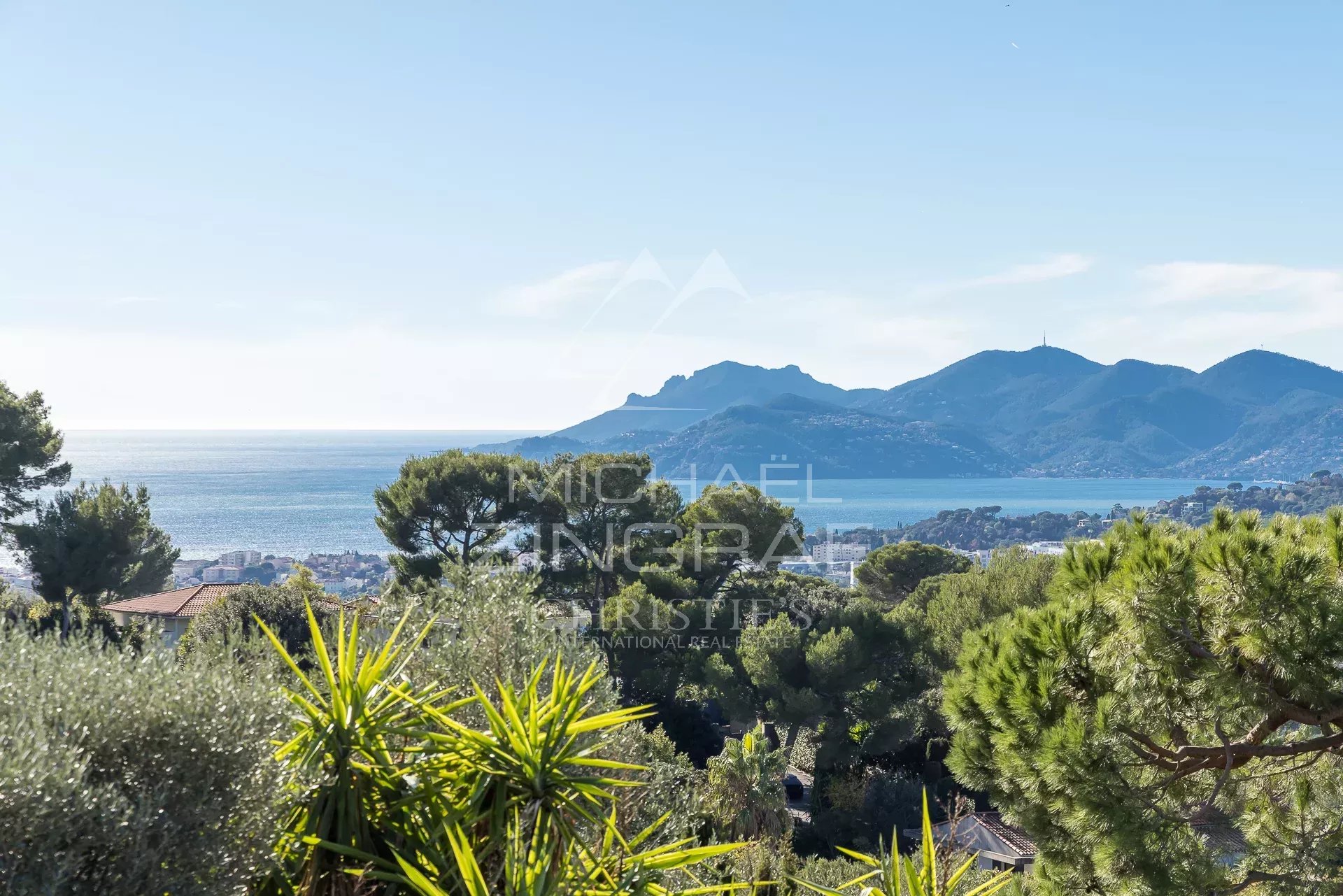 Vue panoramique sur la mer et l’Estérel Vue panoramique sur la mer et les montagnes de l'Estérel depuis Le Cannet.