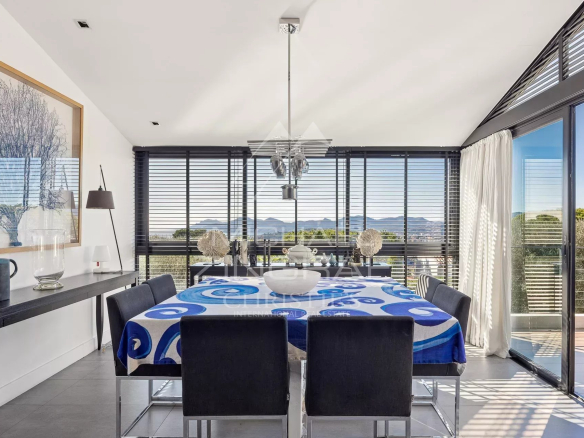 Salle à manger moderne avec vue sur la mer et l'Estérel, Le Cannet.