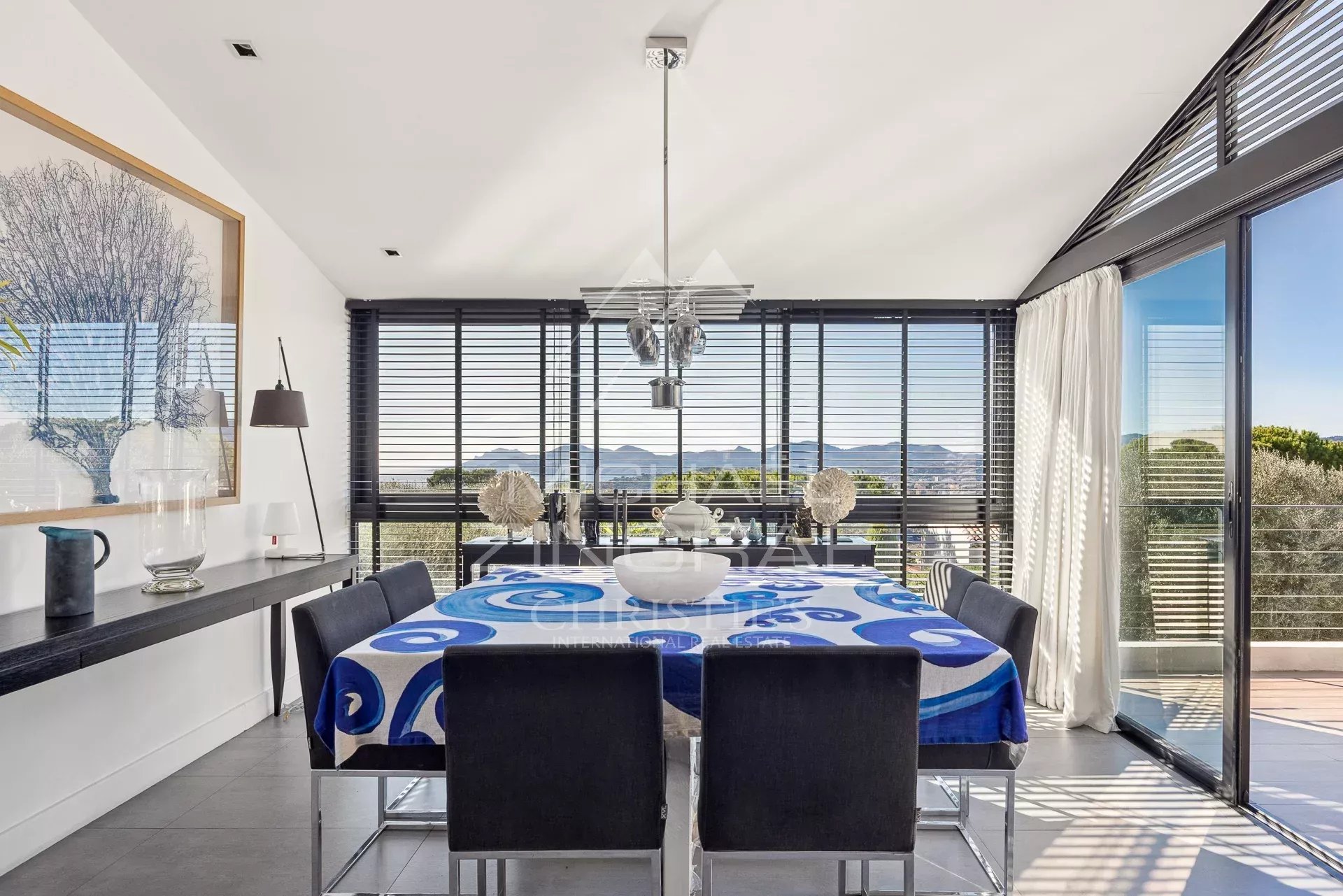 Salle à manger avec vue panoramique Salle à manger moderne avec vue sur la mer et l'Estérel, Le Cannet.