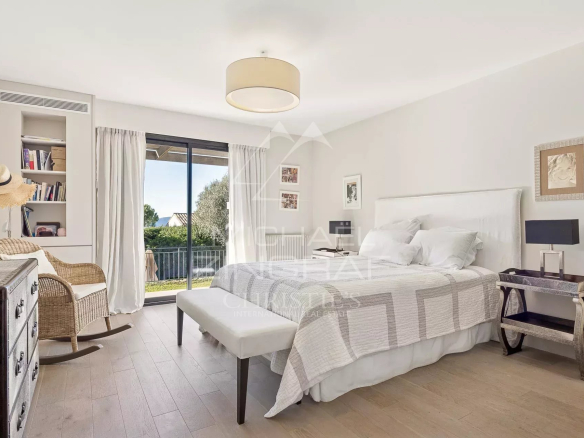 Chambre lumineuse avec vue sur le jardin, mobilier moderne et décoration épurée.