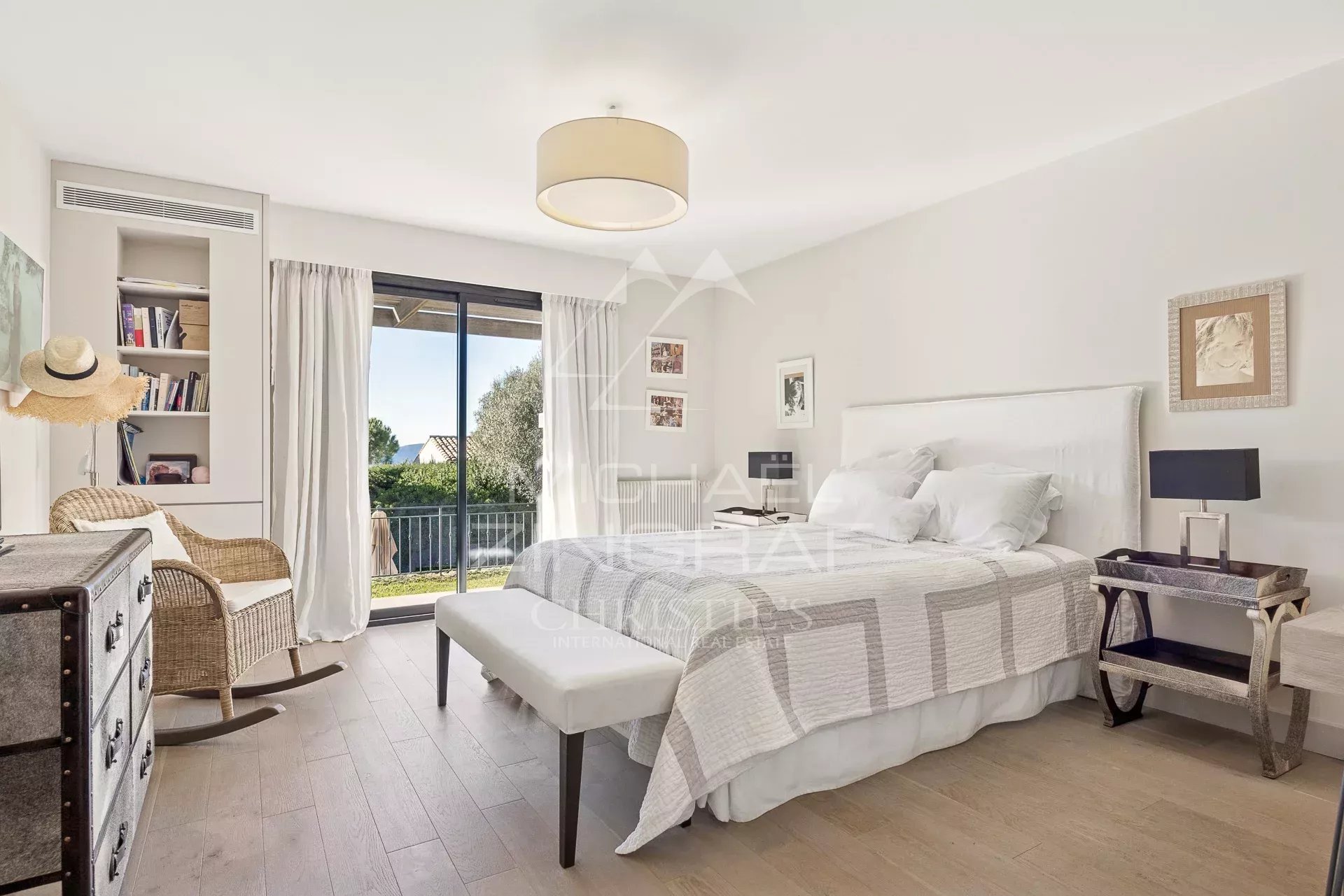Chambre avec vue au Cannet Chambre lumineuse avec vue sur le jardin, mobilier moderne et décoration épurée.
