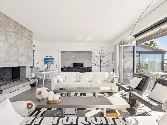 Intérieur moderne d'une maison avec vue sur la mer et l'Estérel, Le Cannet.