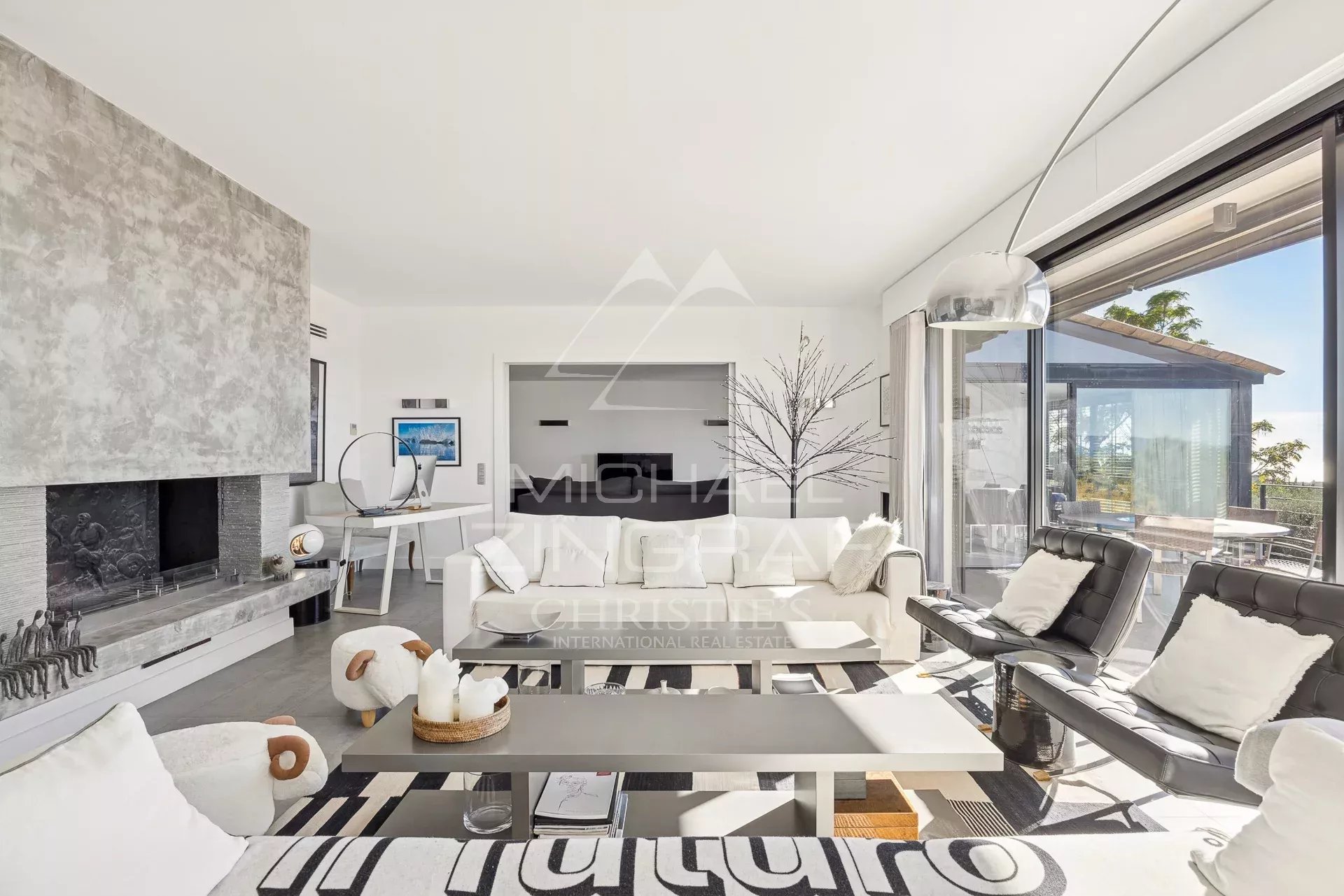 Intérieur contemporain avec vue panoramique Intérieur moderne d'une maison avec vue sur la mer et l'Estérel, Le Cannet.