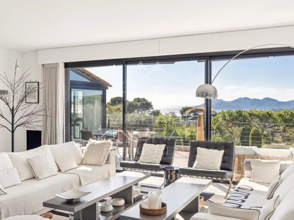 Vue panoramique depuis un salon moderne sur la mer et les montagnes de l'Estérel au Cannet.