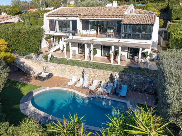 Vue panoramique d'une propriété avec piscine au Cannet, surplombant la mer et l'Estérel.
