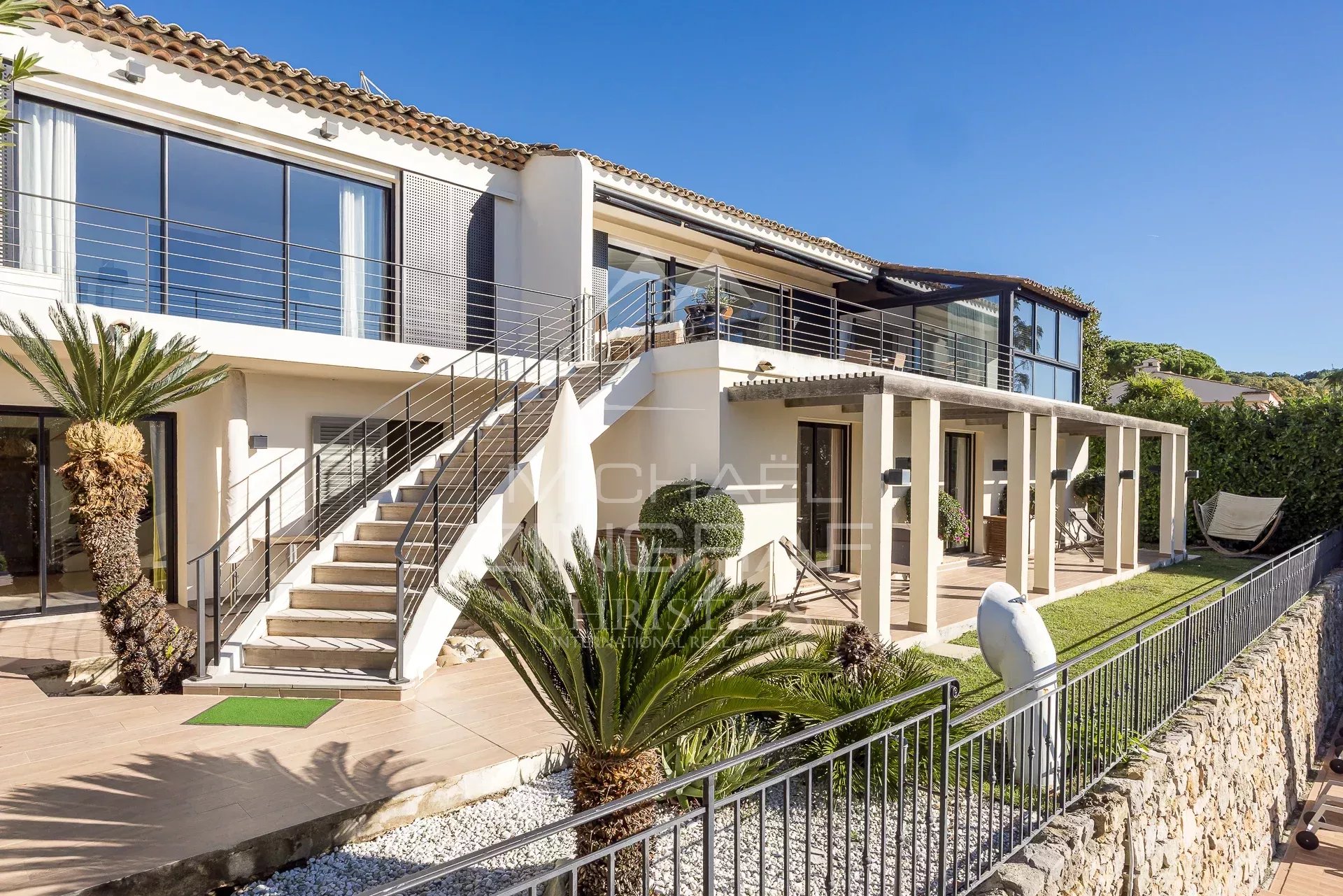 Villa moderne avec vue panoramique Vue extérieure d'une villa moderne avec jardin, Le Cannet, France.