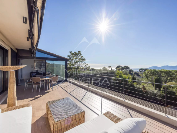 Terrasse d'une propriété avec vue sur la mer et l'Estérel, ensoleillée, au Cannet.