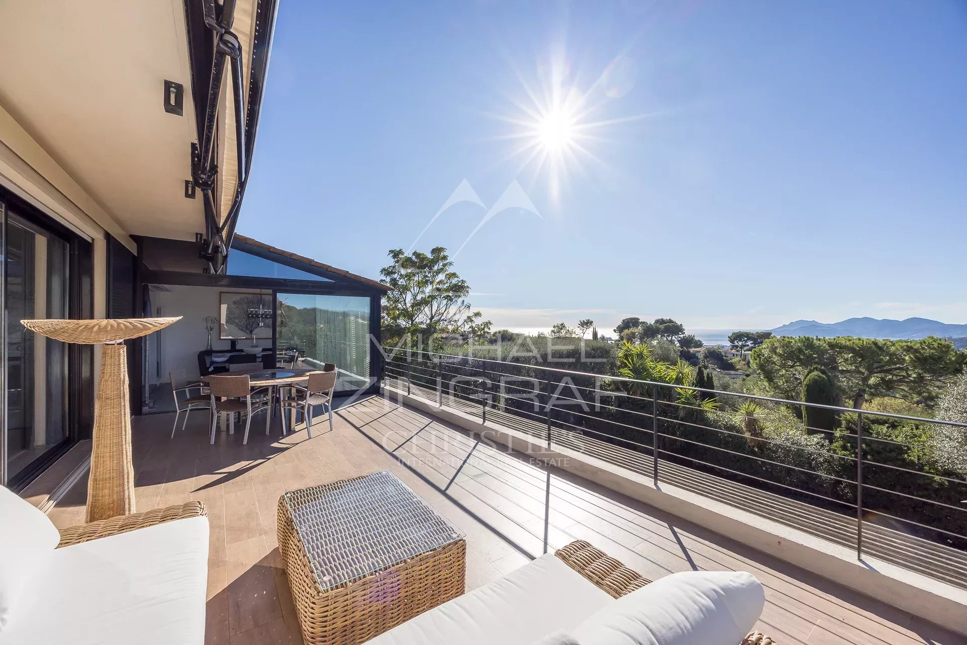 Vue panoramique depuis la terrasse au Cannet Terrasse d'une propriété avec vue sur la mer et l'Estérel, ensoleillée, au Cannet.
